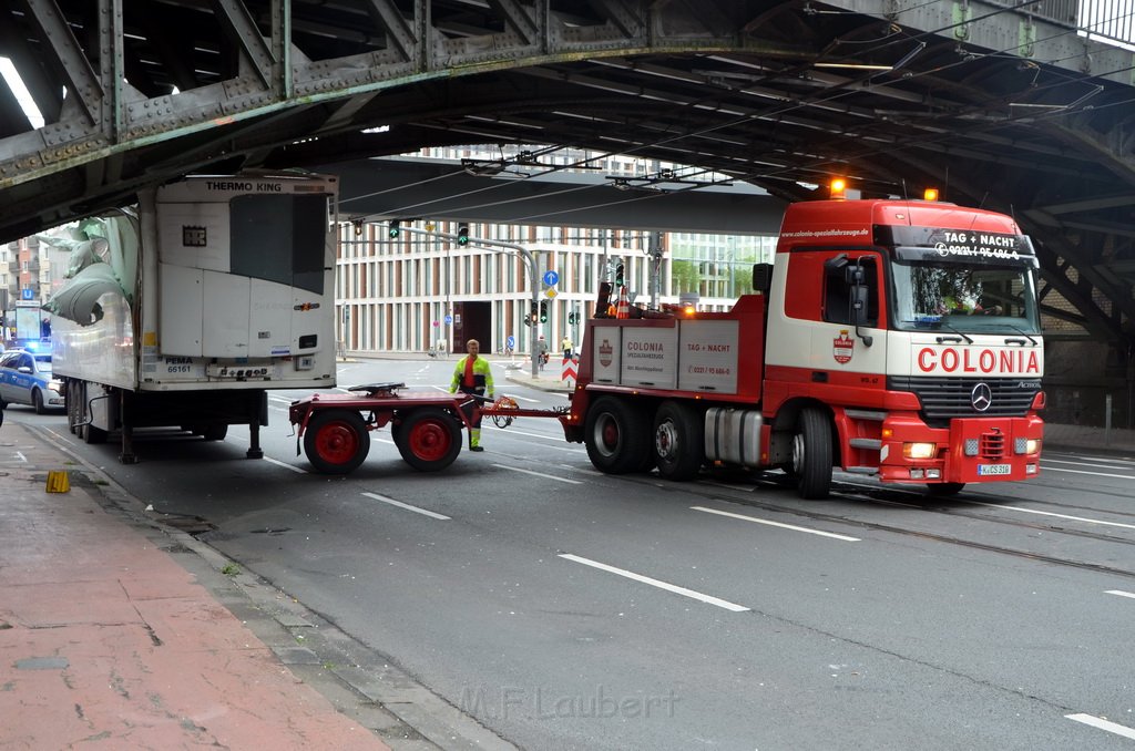 LKW blieb an Bruecke haengen Koeln Deutz Opladenerstr P066.JPG - Miklos Laubert